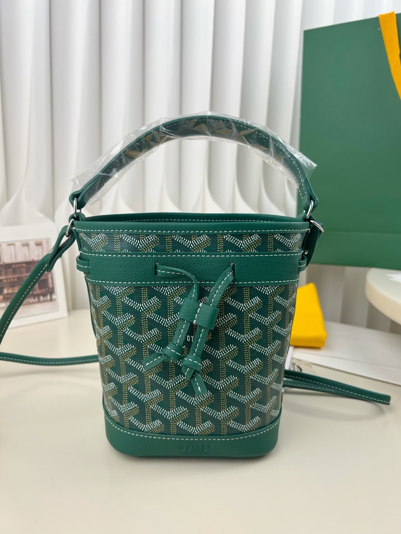 Goyard Petit Flot: We offer FREE SHIPPING for both domestic and international clients who bid over $500. The Goyard Petit Flot mini bucket bag is incredibly tiny and adorable. It's stylish and sophisticated for a day ou