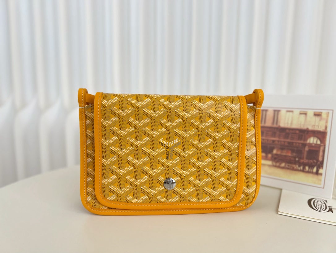 Goyard plumet: We offer FREE SHIPPING for both domestic and international clients who bid over $500. The Goyard plumet envelope bag is a lightweight pouch you can easily sling over your shoulder and head out. Despit