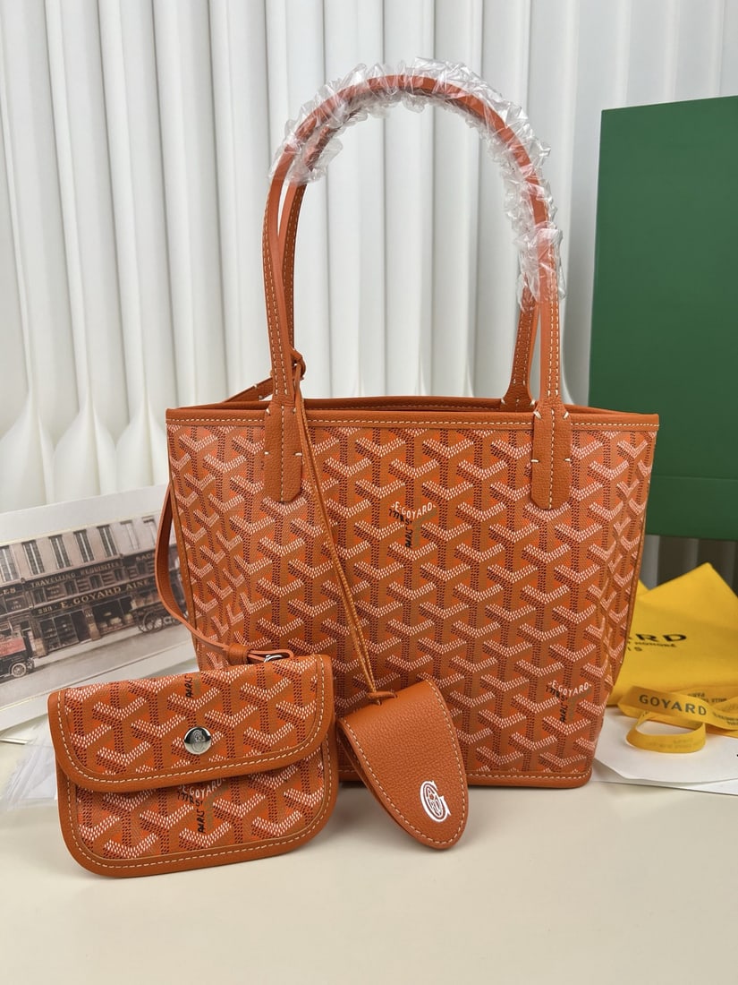Goyard TOTE MINI ANJOU: We offer FREE SHIPPING for both domestic and international clients who bid over $500. The Goyard TOTE MINI ANJOU is an understated yet stylish reversible mini tote bag crafted from Italian calfskin. T