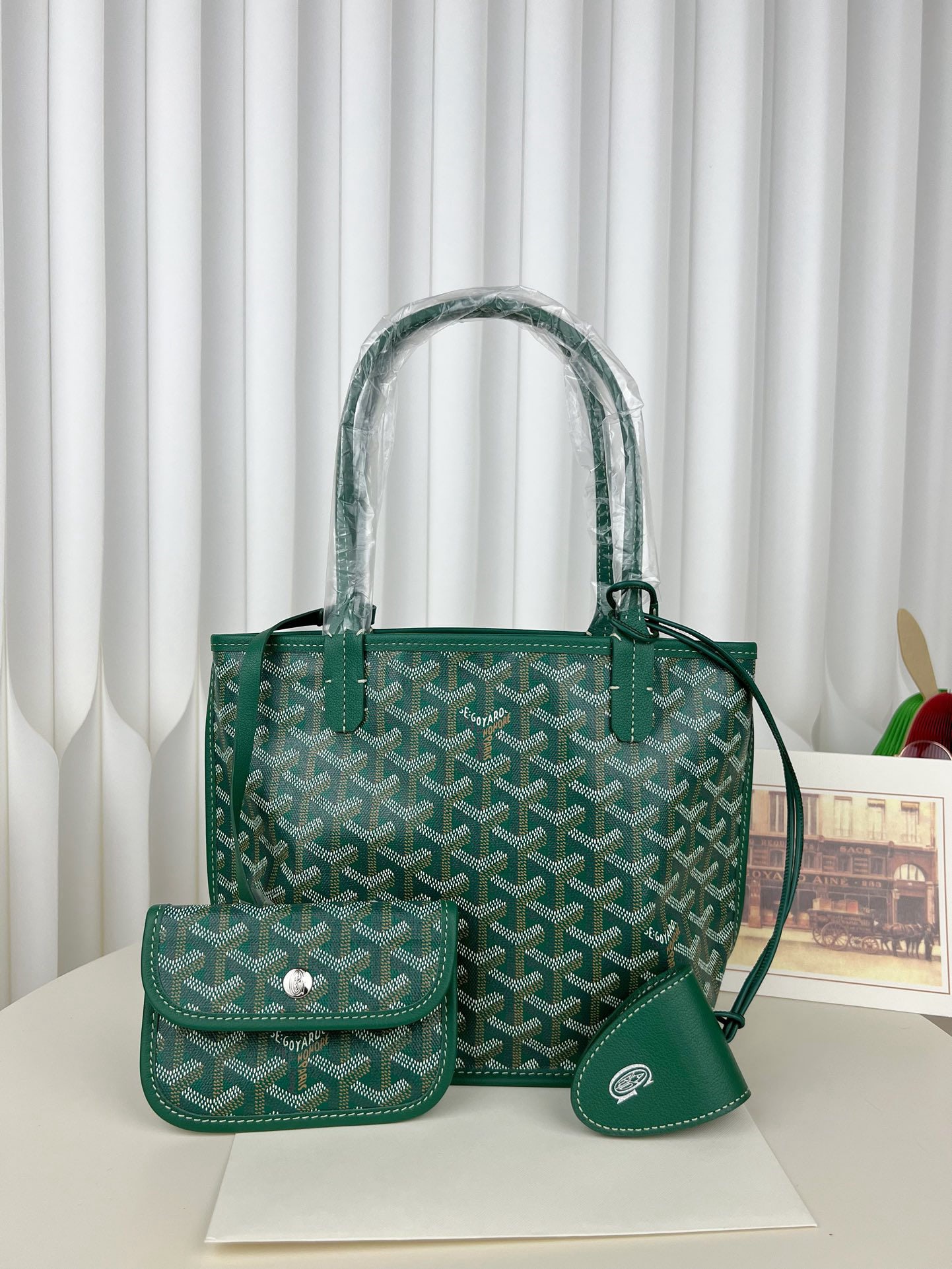 Goyard TOTE MINI ANJOU: We offer FREE SHIPPING for both domestic and international clients who bid over $500. The Goyard TOTE MINI ANJOU is a low-key yet stylish reversible mini tote bag crafted from Italian calfskin. The le