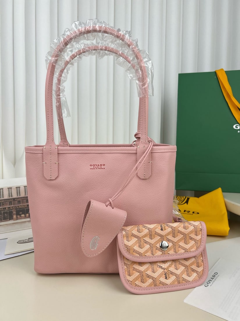 Goyard TOTE MINI ANJOU: We offer FREE SHIPPING for both domestic and international clients who bid over $500. The Goyard TOTE MINI ANJOU is a low-key yet stylish reversible mini tote bag crafted from Italian calfskin. The le
