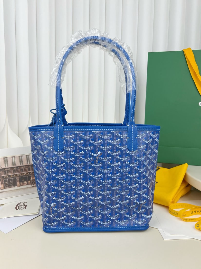 Goyard TOTE MINI ANJOU: We offer FREE SHIPPING for both domestic and international clients who bid over $500. The Goyard TOTE MINI ANJOU is a low-key yet stylish reversible mini tote bag crafted from Italian calfskin. The le