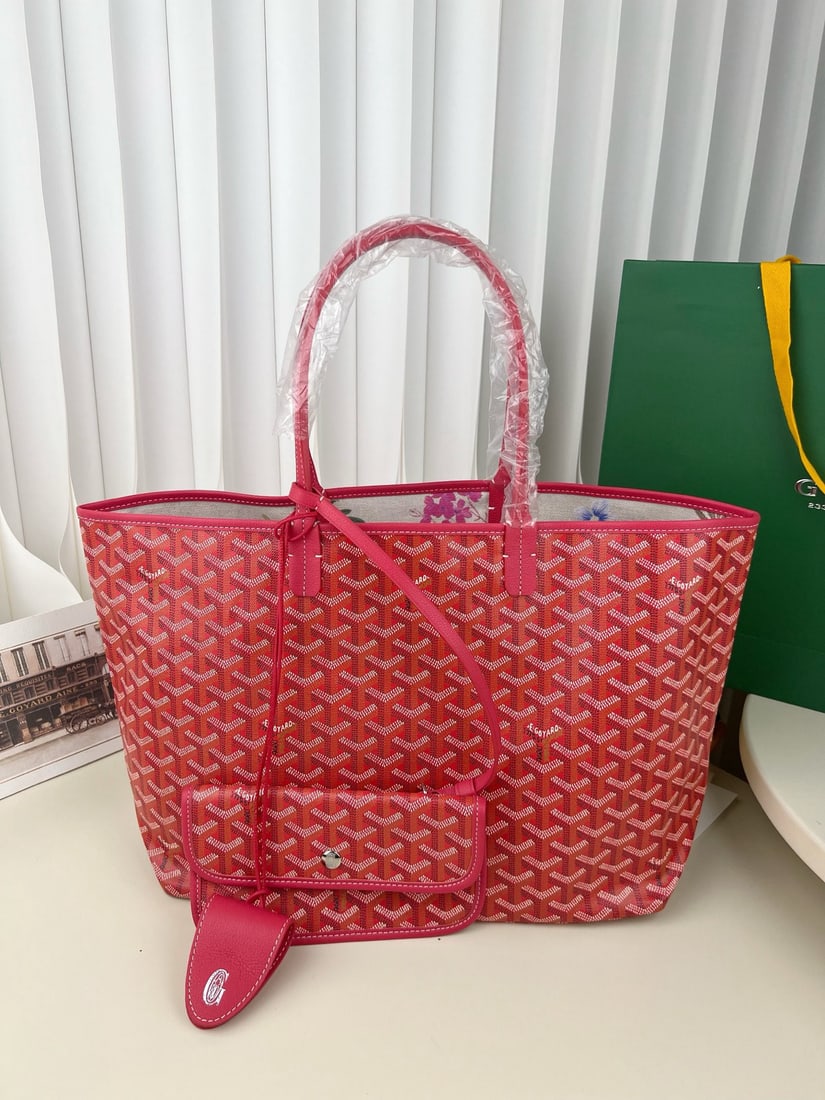 Goyard Saint Louis: We offer FREE SHIPPING for both domestic and international clients who bid over $500. Goyard Saint Louis Spring/Summer 2020 limited edition colorway features linen lining and floral pattern. A wonderf
