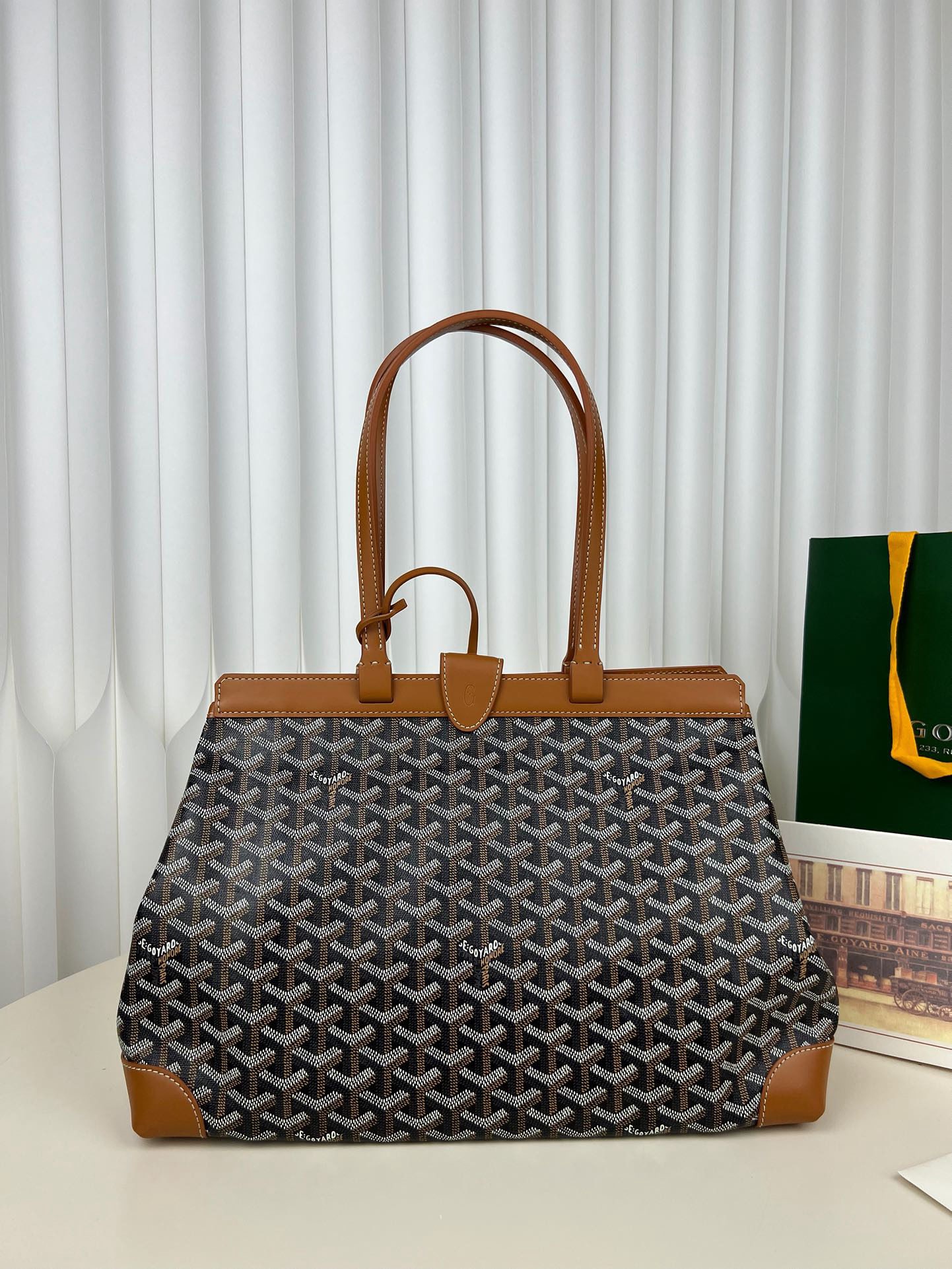 Goyard Bellechasse Biaude: We offer FREE SHIPPING for both domestic and international clients who bid over $500. The Goyard Bellechasse Biaude convertible bag is a sophisticated and elegant work bag. Recommended for working pro
