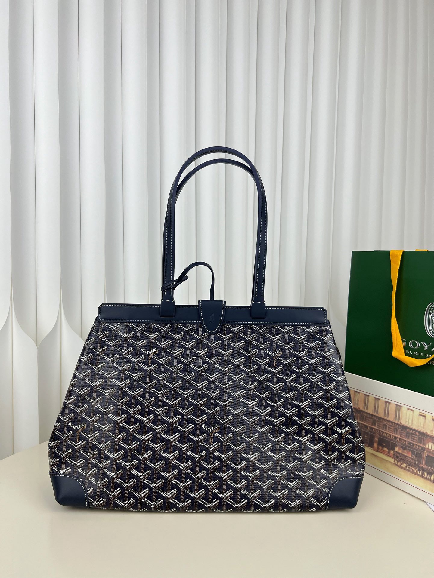 Goyard Bellechasse Biaude: We offer FREE SHIPPING for both domestic and international clients who bid over $500. The Goyard Bellechasse Biaude convertible bag is a sophisticated and elegant work bag. Recommended for working pro