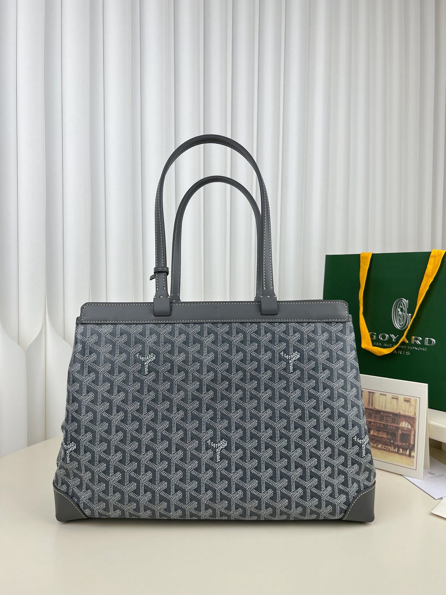Goyard Bellechasse Biaude: We offer FREE SHIPPING for both domestic and international clients who bid over $500. The Goyard Bellechasse Biaude convertible bag is a sophisticated and elegant work bag. Recommended for working pro