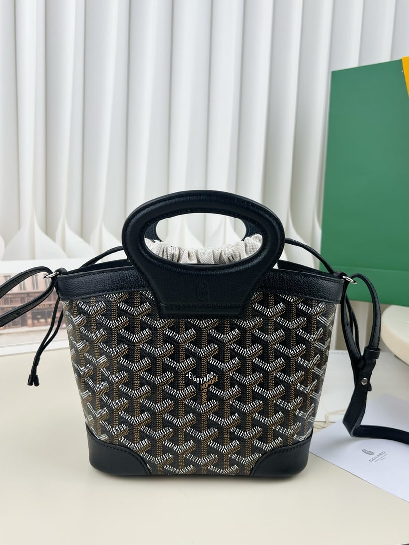 Goyard Beluga Mini: We offer FREE SHIPPING for both domestic and international clients who bid over $500. The Goyard Beluga Mini is a retro yet stylish bag. It features a leather handle and a shoulder strap, maintaining 