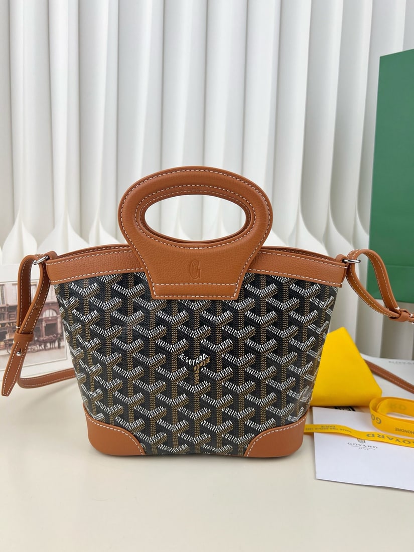 Goyard Beluga Mini: We offer FREE SHIPPING for both domestic and international clients who bid over $500. The Goyard Beluga Mini is a retro yet stylish bag. It features a leather handle and a shoulder strap, maintaining 