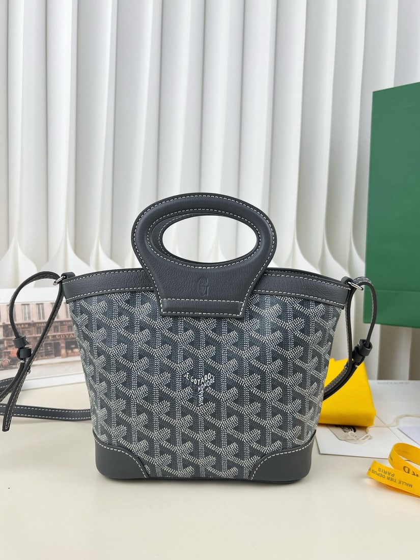 Goyard Beluga Mini: We offer FREE SHIPPING for both domestic and international clients who bid over $500. The Goyard Beluga Mini is a retro yet stylish bag. It features a leather handle and a shoulder strap, maintaining 