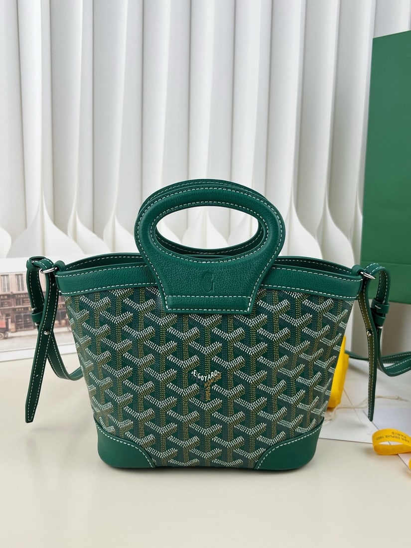 Goyard Beluga Mini: We offer FREE SHIPPING for both domestic and international clients who bid over $500. The Goyard Beluga Mini is a retro yet stylish bag. It features a leather handle and a shoulder strap, maintaining 