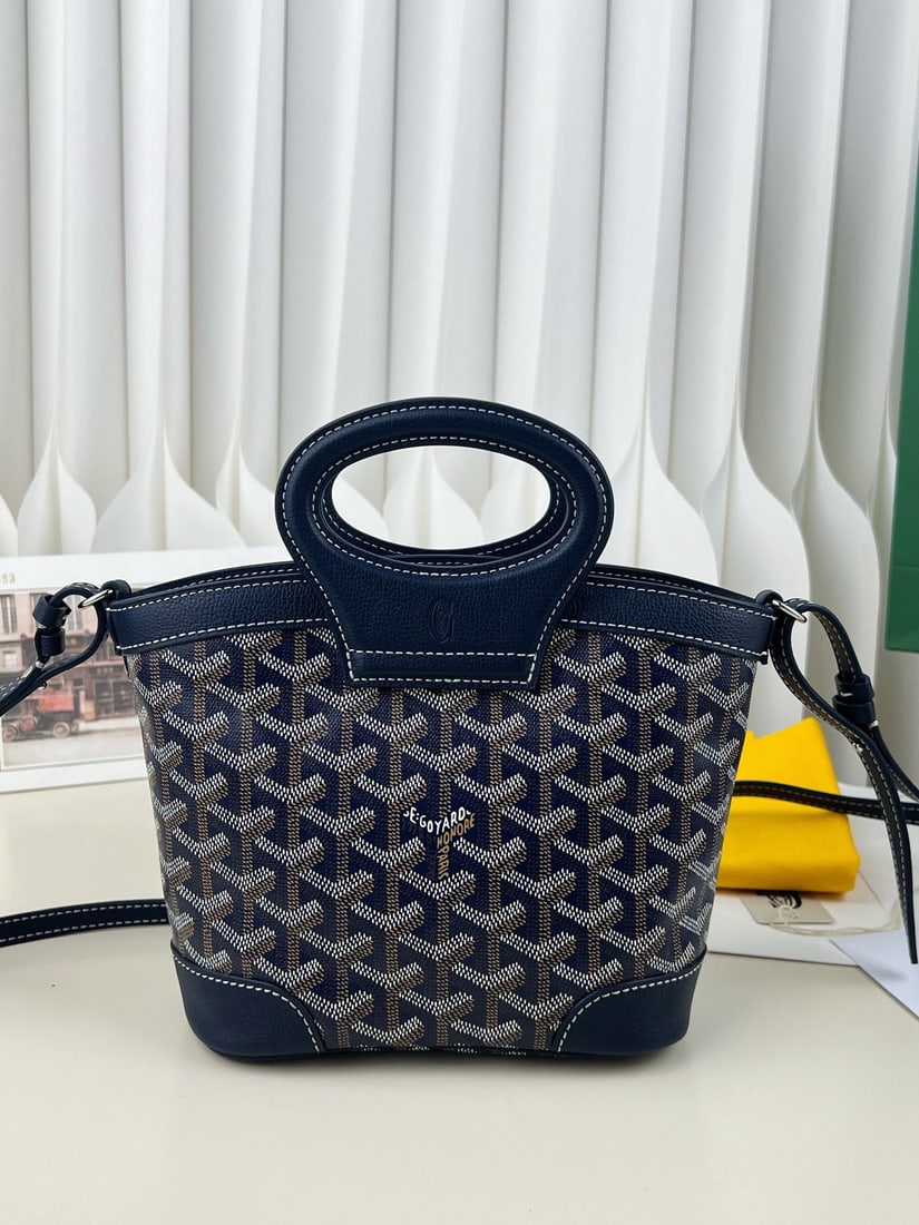 Goyard Beluga Mini: We offer FREE SHIPPING for both domestic and international clients who bid over $500. The Goyard Beluga Mini is a retro yet stylish bag. It features a leather handle and a shoulder strap, maintaining 