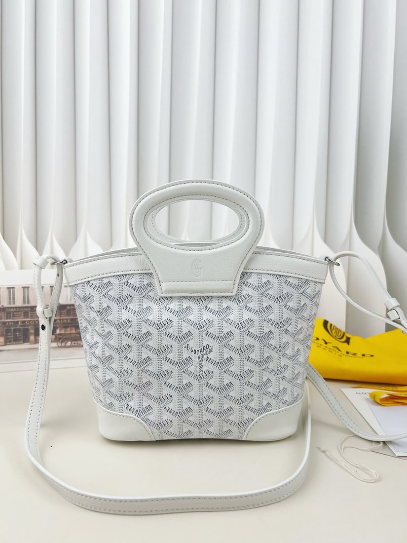 Goyard Beluga Mini: We offer FREE SHIPPING for both domestic and international clients who bid over $500. The Goyard Beluga Mini is a retro yet stylish bag. It features a leather handle and a shoulder strap, maintaining 