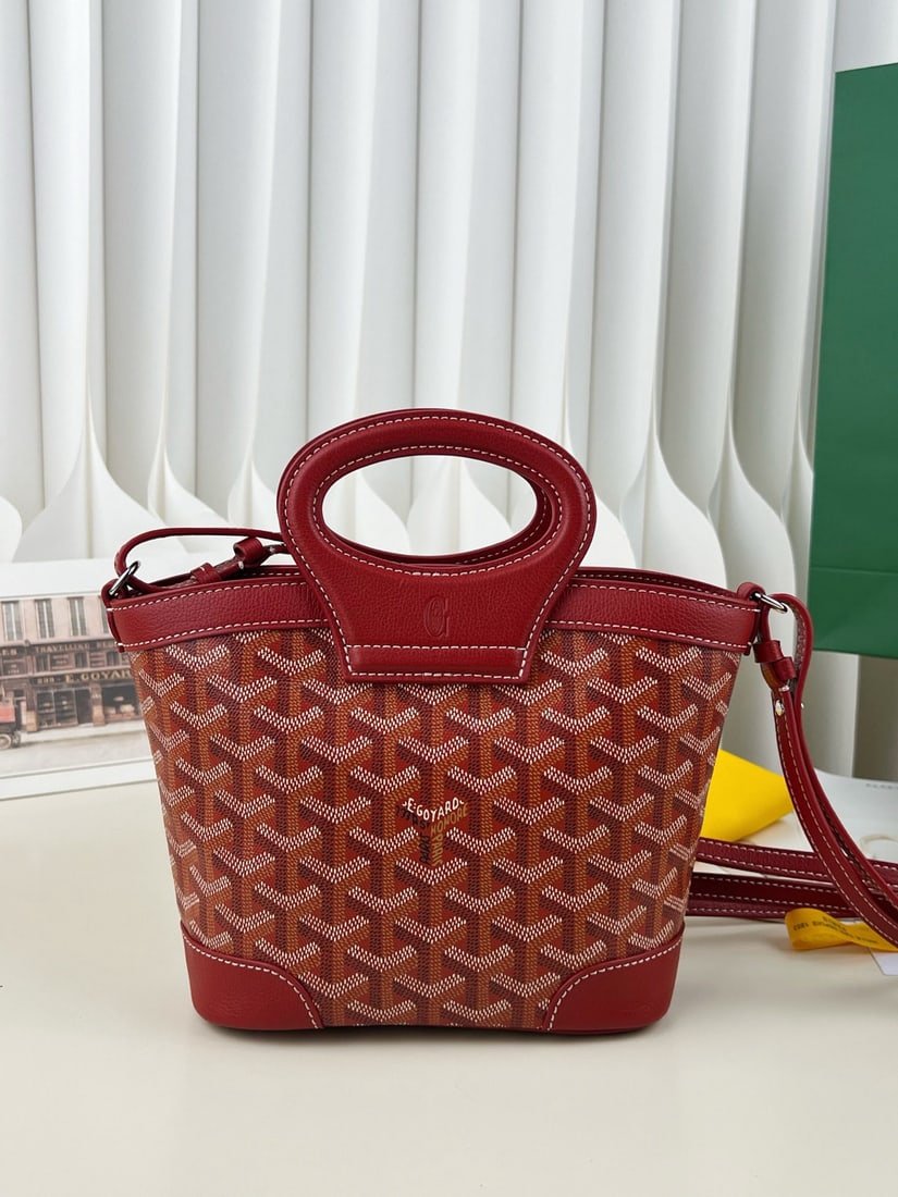 Goyard Beluga Mini: We offer FREE SHIPPING for both domestic and international clients who bid over $500. The Goyard Beluga Mini is a retro yet stylish bag. It features a leather handle and a shoulder strap, maintaining 