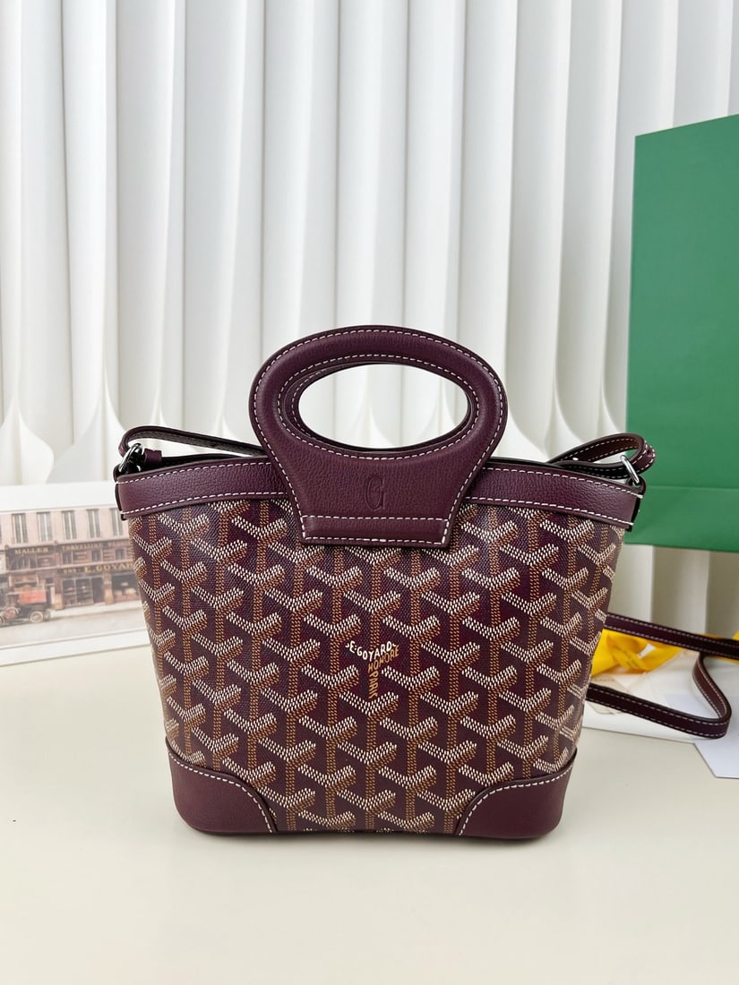 Goyard Beluga Mini: We offer FREE SHIPPING for both domestic and international clients who bid over $500. The Goyard Beluga Mini is a retro yet stylish bag. It features a leather handle and a shoulder strap, maintaining 