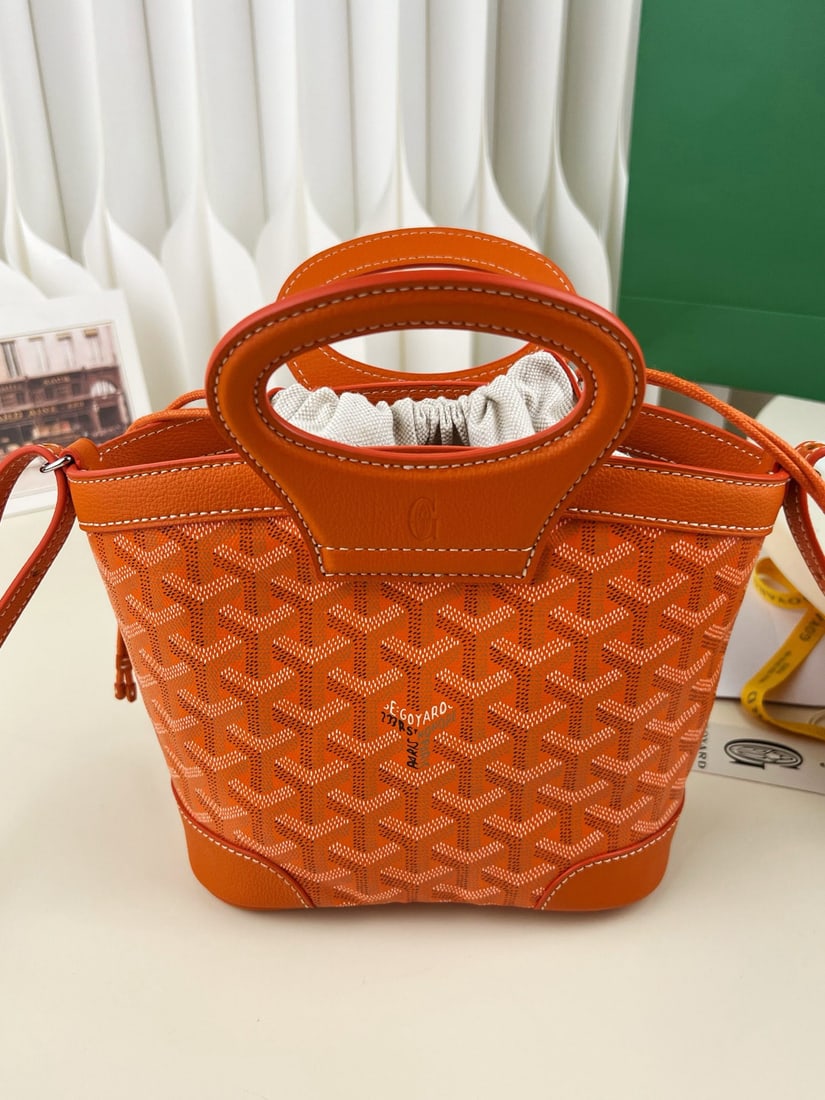 Goyard Beluga Mini: We offer FREE SHIPPING for both domestic and international clients who bid over $500. The Goyard Beluga Mini is a retro yet stylish bag. It features a leather handle and a shoulder strap, maintaining 