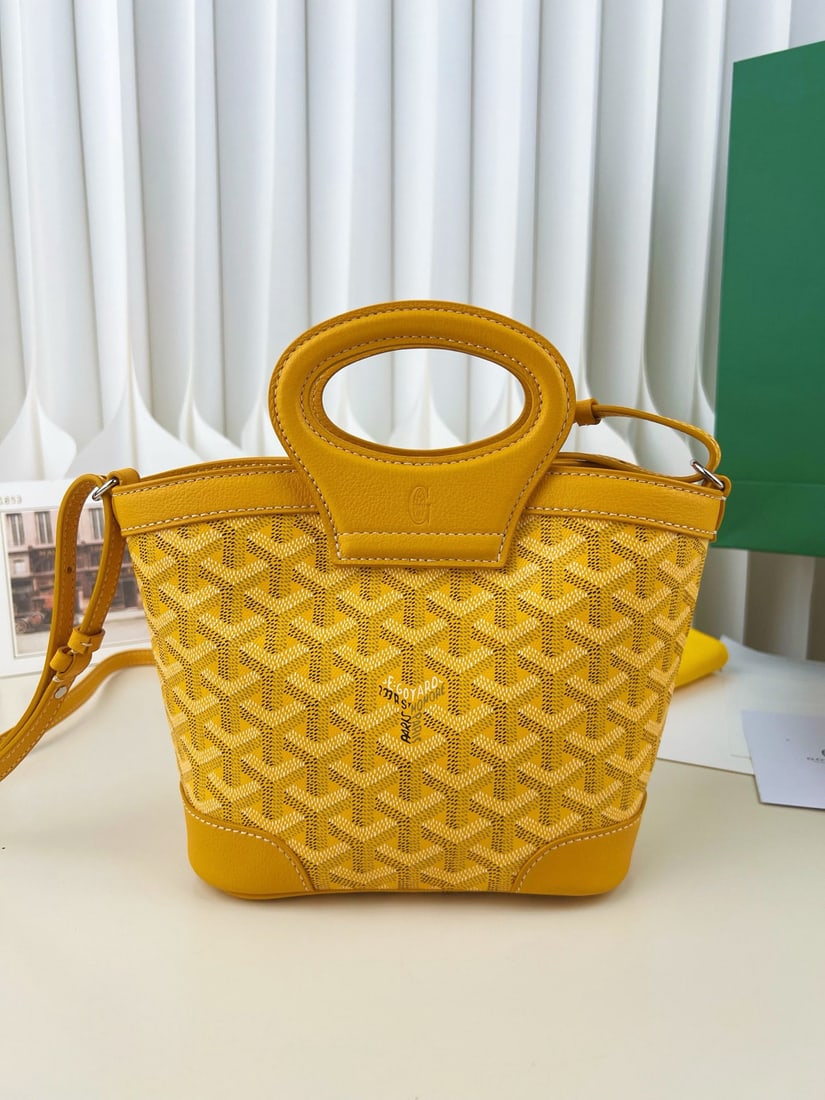 Goyard Beluga Mini: We offer FREE SHIPPING for both domestic and international clients who bid over $500. The Goyard Beluga Mini is a retro yet stylish bag. It features a leather handle and a shoulder strap, maintaining 