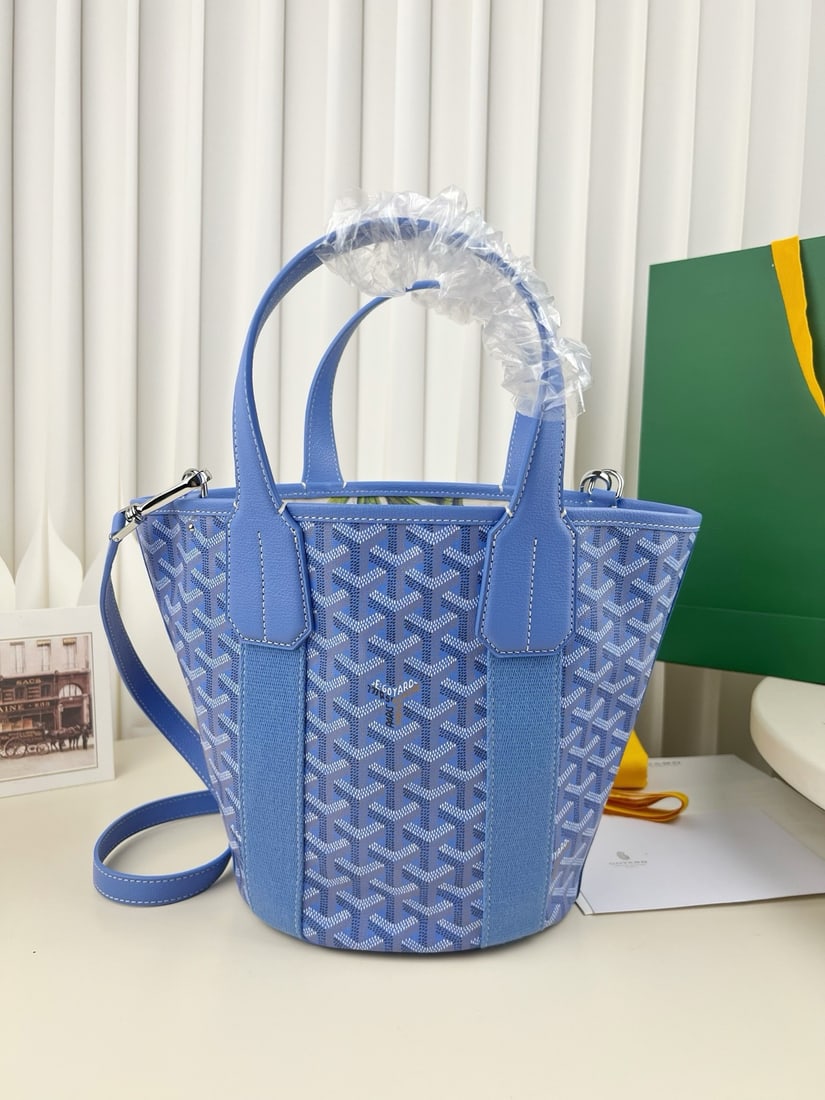 Goyard Belharra: We offer FREE SHIPPING for both domestic and international clients who bid over $500. The 2020 Goyard Belharra bucket bag, a limited edition, is absolutely gorgeous! The interior features a floral pat