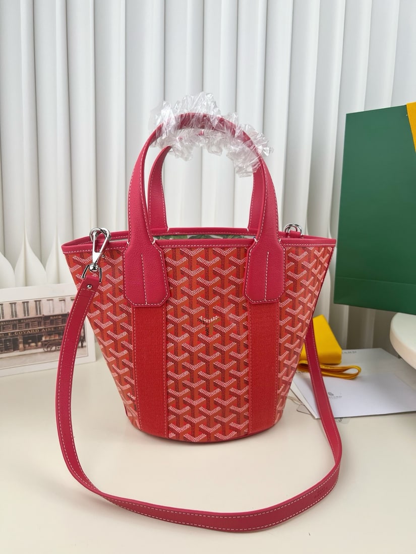 Goyard Belharra: We offer FREE SHIPPING for both domestic and international clients who bid over $500. The 2020 Goyard Belharra bucket bag, a limited edition, is absolutely gorgeous! The interior features a floral