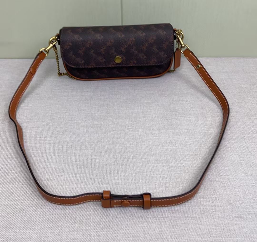 COACH Brook Chain bag: We offer FREE SHIPPING for both domestic and international clients who bid over $500. The COACH February Brook Chain bag is a lightweight and stylish baguette bag. It's a practical small bag with a fl