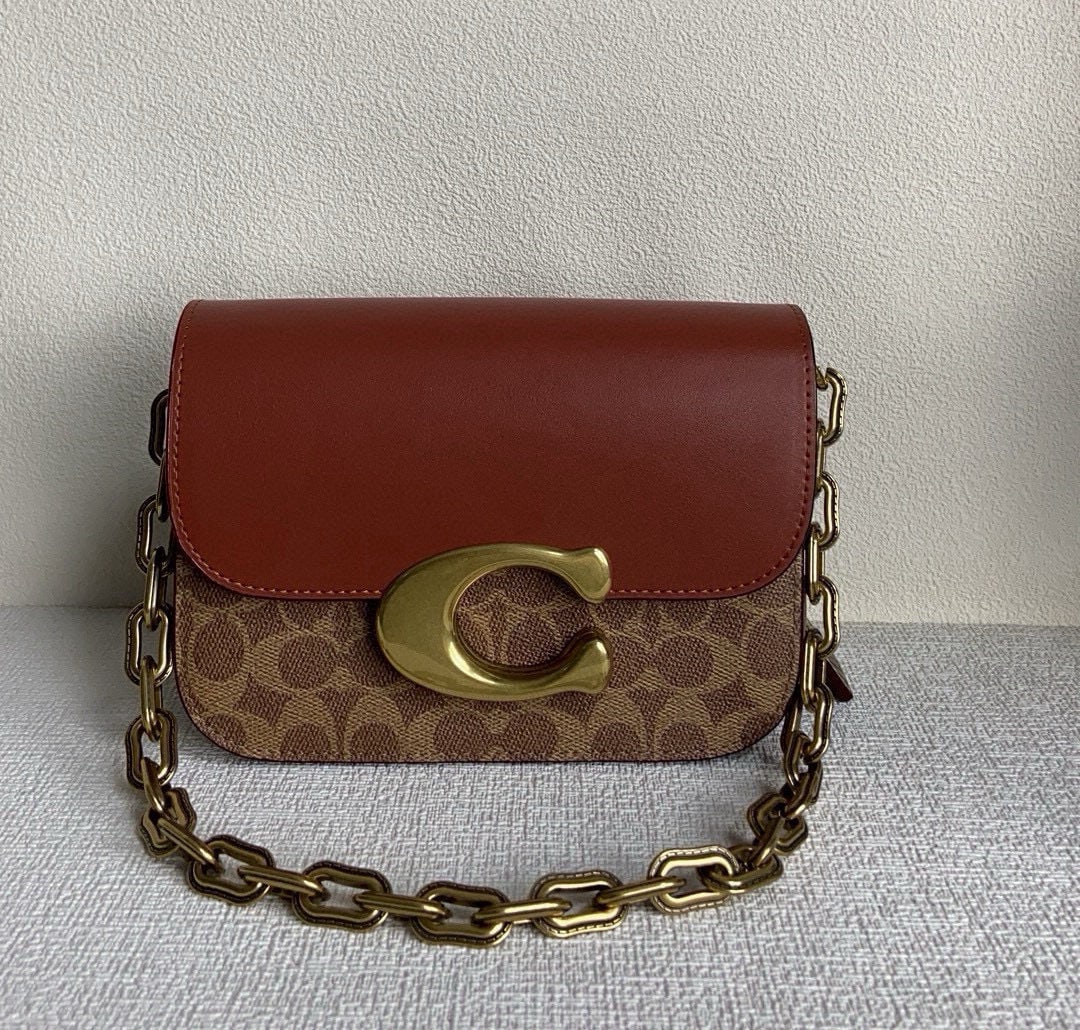 COACH: We offer FREE SHIPPING for both domestic and international clients who bid over $500. COACH's high-end idol chain crossbody bag features a pleated side design, a caramel color with monogram snakeskin 