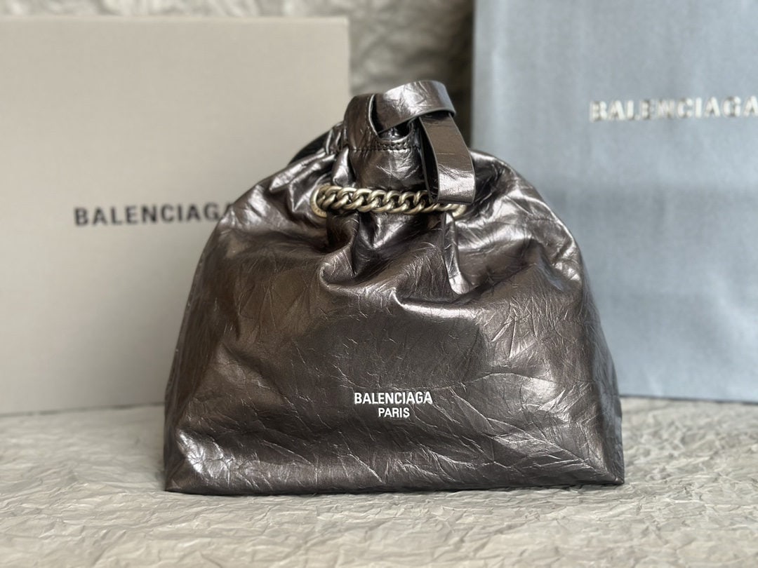 Balenciaga: We offer FREE SHIPPING for both domestic and international clients who bid over $500. This Balenciaga Crush Tote bag in black and silver with pleats is super stylish and versatile. Made of glossy,