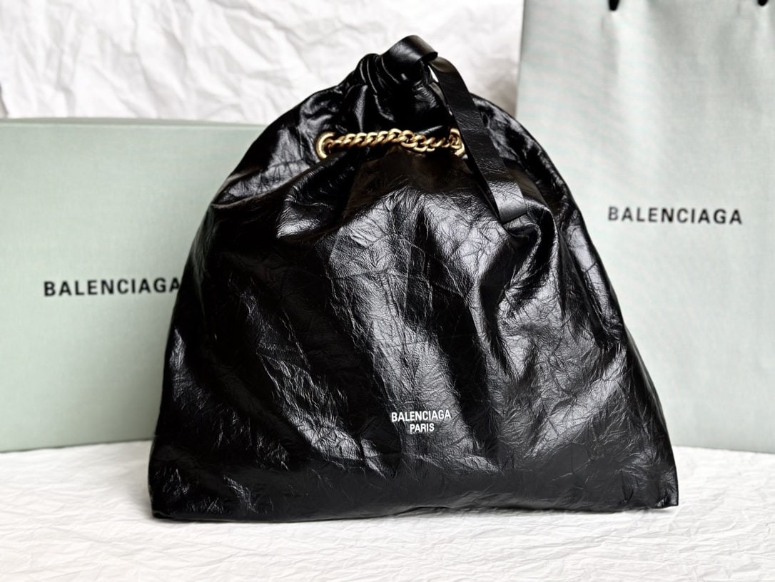 Balenciaga: We offer FREE SHIPPING for both domestic and international clients who bid over $500. This black Balenciaga Crush Tote bag is incredibly stylish and versatile. Made of glossy, pleated calfskin to