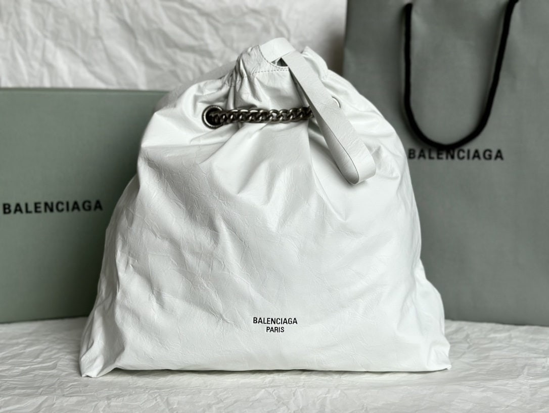 Balenciaga: We offer FREE SHIPPING for both domestic and international clients who bid over $500. This white Balenciaga Crush Tote bag is absolutely gorgeous and stylish. Made of glossy, wrinkled calfskin to mimi