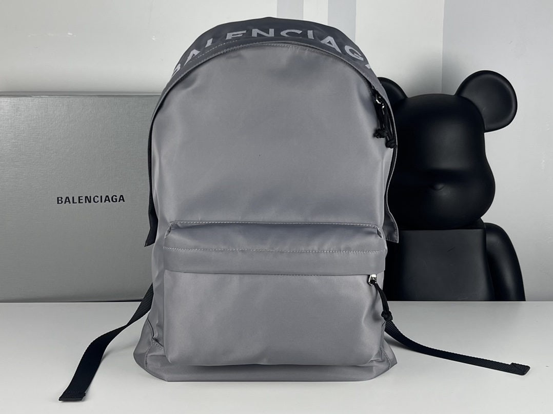 Balenciaga: We offer FREE SHIPPING for both domestic and international clients who bid over $500. This Balenciaga backpack is a must-have for trendsetters, featuring a sophisticated street style and minimalist de