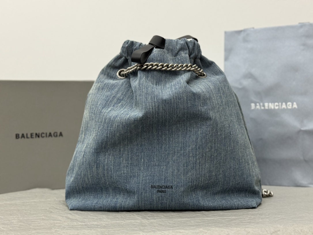 Balenciaga: We offer FREE SHIPPING for both domestic and international clients who bid over $500. This denim Balenciaga Crush Tote bag is super stylish and versatile. Made of glossy, wrinkled calfskin to mimic