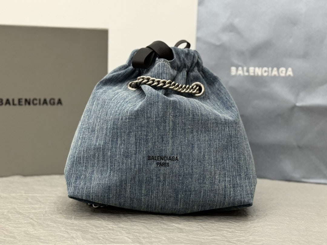 Balenciaga: We offer FREE SHIPPING for both domestic and international clients who bid over $500. This denim Balenciaga Crush Tote bag is super stylish and versatile. Made of glossy, wrinkled calfskin to mimic th