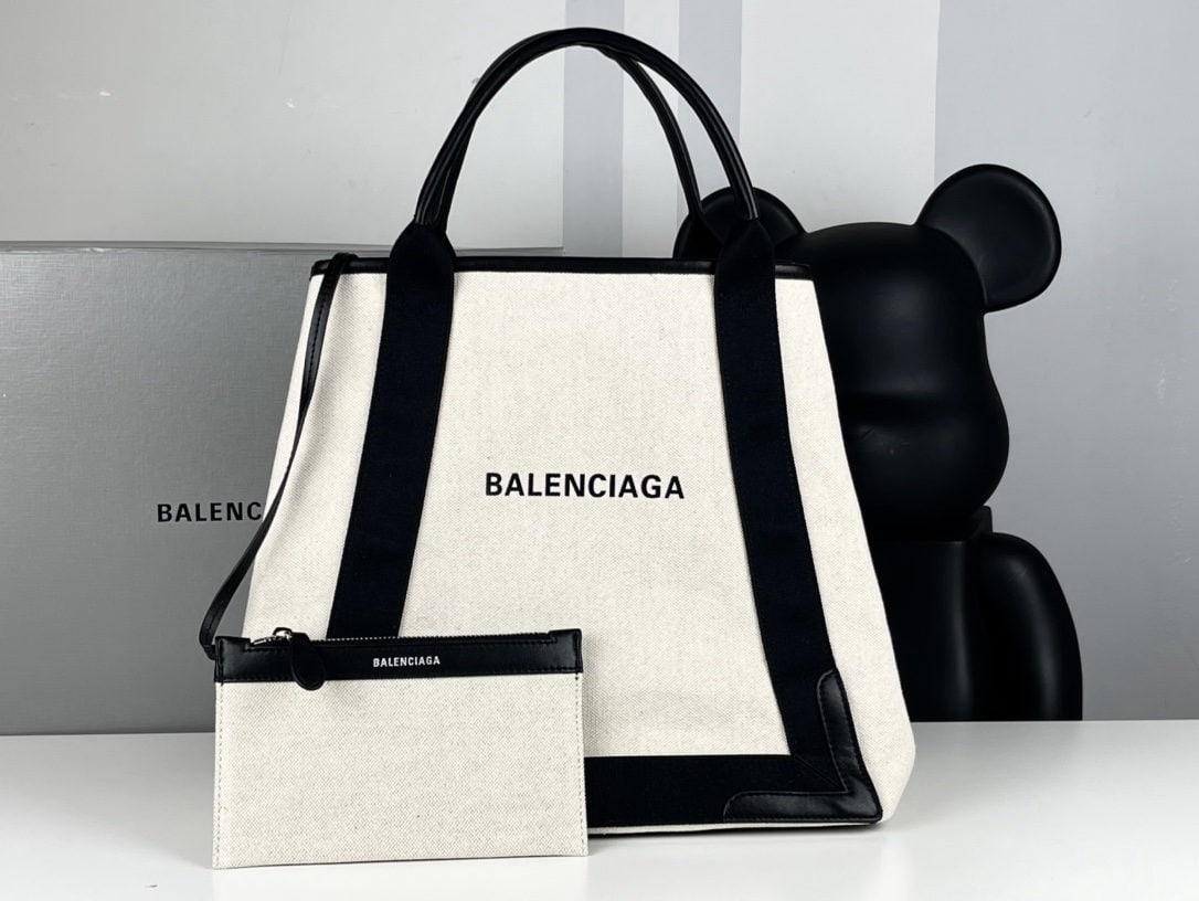 Balenciaga: We offer FREE SHIPPING for both domestic and international clients who bid over $500. The Balenciaga canvas bag was one of the most popular styles in 2019. Despite being made of cotton, it boasts a fa