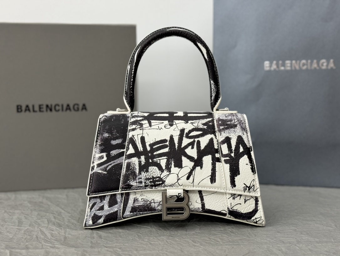 Balenciaga: We offer FREE SHIPPING for both domestic and international clients who bid over $500. The Balenciaga Hourglass bag is crafted from Italian crocodile-patterned cowhide, with a clear crocodile pattern t