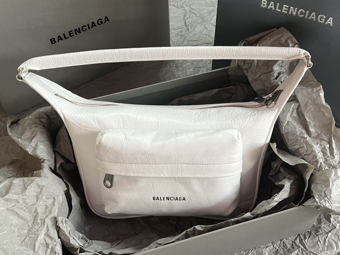 Balenciaga: We offer FREE SHIPPING for both domestic and international clients who bid over $500. This white Balenciaga Raver motorcycle shoulder bag is made of cowhide leather. Balenciaga is incredibly popular t