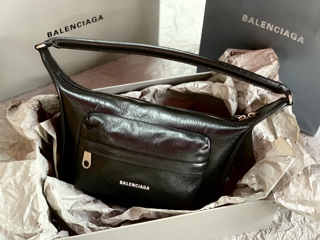 Balenciaga: We offer FREE SHIPPING for both domestic and international clients who bid over $500. This black Balenciaga Raver motorcycle shoulder bag is made of cowhide leather. Balenciaga is incredibly popular t