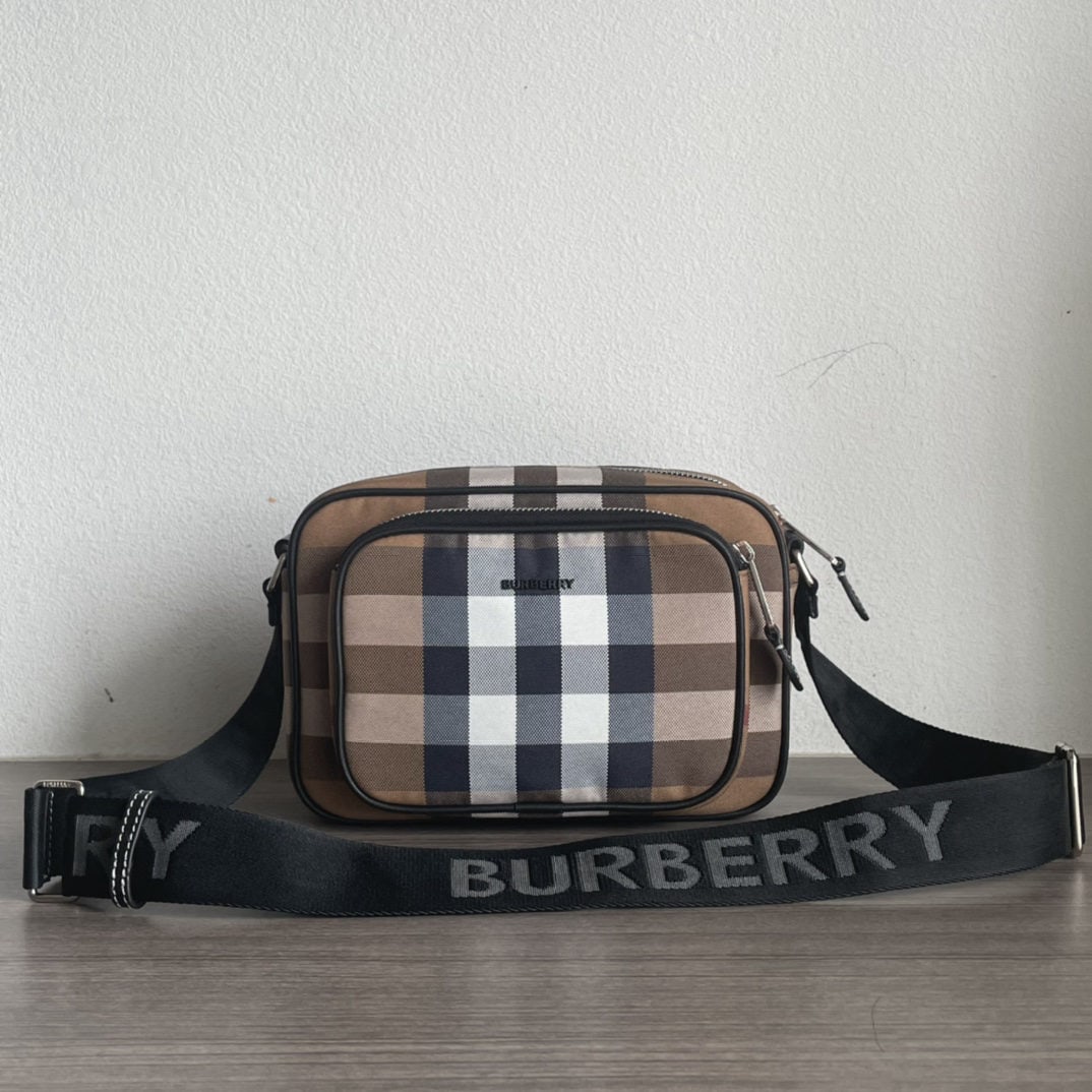 Burberry: We offer FREE SHIPPING for both domestic and international clients who bid over $500. This camera bag features a compact design with a three-dimensional Burberry logo in metal on the front. It include