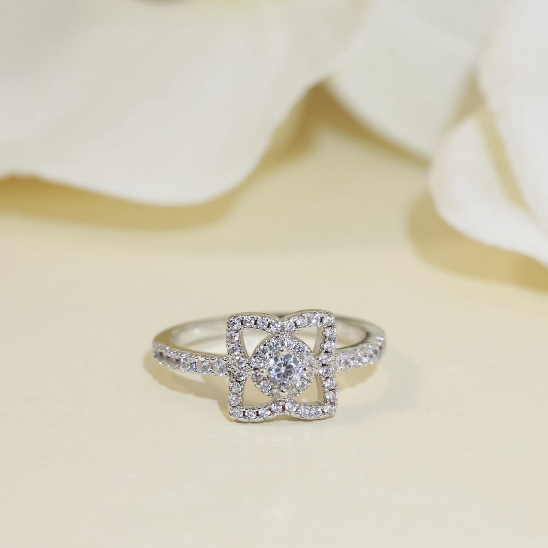 DE BEERS Lotus Ring: We offer FREE SHIPPING for both domestic and international clients who bid over $500. The stunning DE BEERS lotus ring is a masterpiece of luxurious craftsmanship and elegant setting! A must-have for 