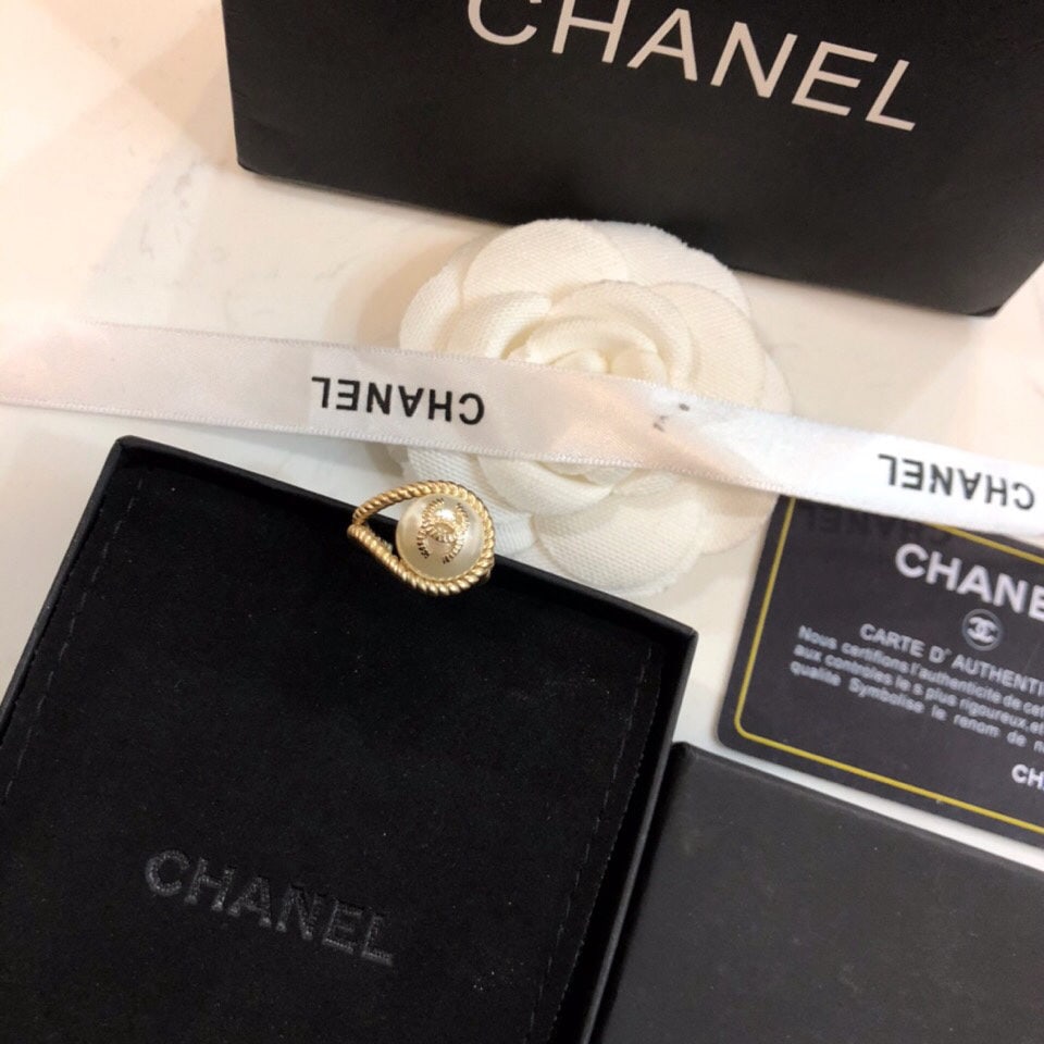 CHANEL ring: We offer FREE SHIPPING for both domestic and international clients who bid over $500. CHANEL ring, a simple and versatile design, is incredibly beautiful and looks just like the authentic product.