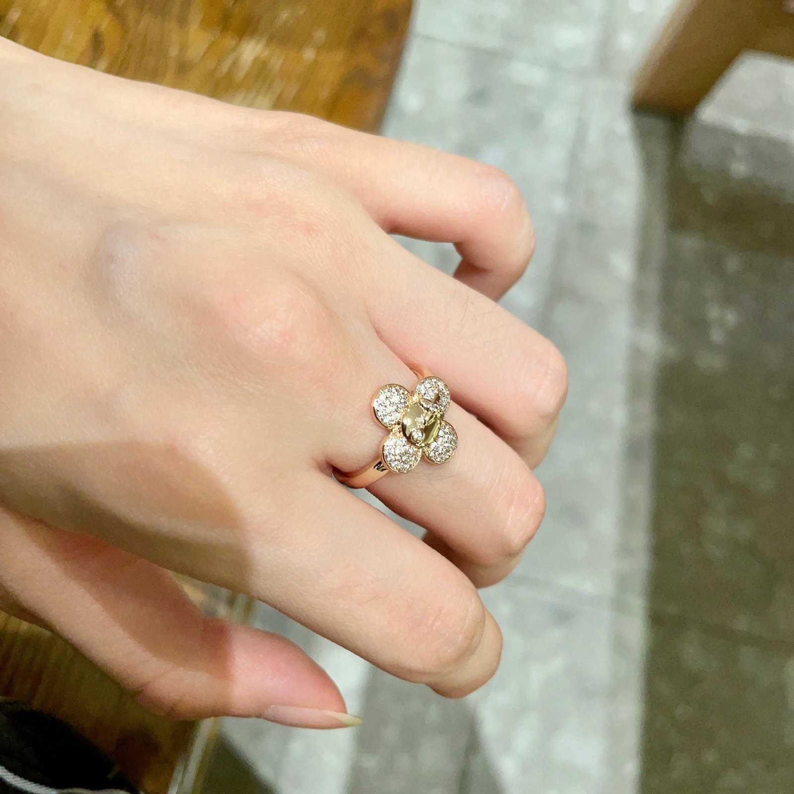 Louis Vuitton rhinestone four-leaf clover ring: We offer FREE SHIPPING for both domestic and international clients who bid over $500. Louis Vuitton's rhinestone four-leaf clover ring! The simple design is incredibly sophisticated, makes your hands