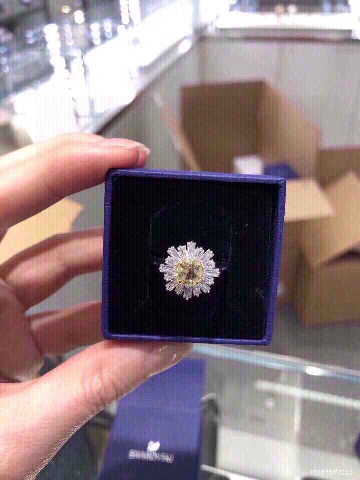 Swarovski SUNSHINE Sun Pattern: We offer FREE SHIPPING for both domestic and international clients who bid over $500. Swarovski SUNSHINE Sun Pattern Women's Ring - Warm and Elegant, Radiant with Love A wonderful gift for you or your