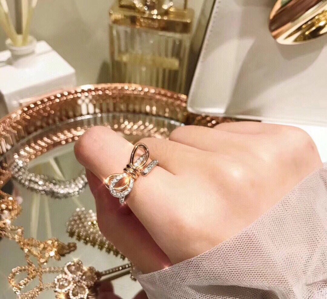 Swarovski bow: We offer FREE SHIPPING for both domestic and international clients who bid over $500. This Swarovski bow-adorned ring is a celebrity favorite. The adjustable bow design is universally flattering and a