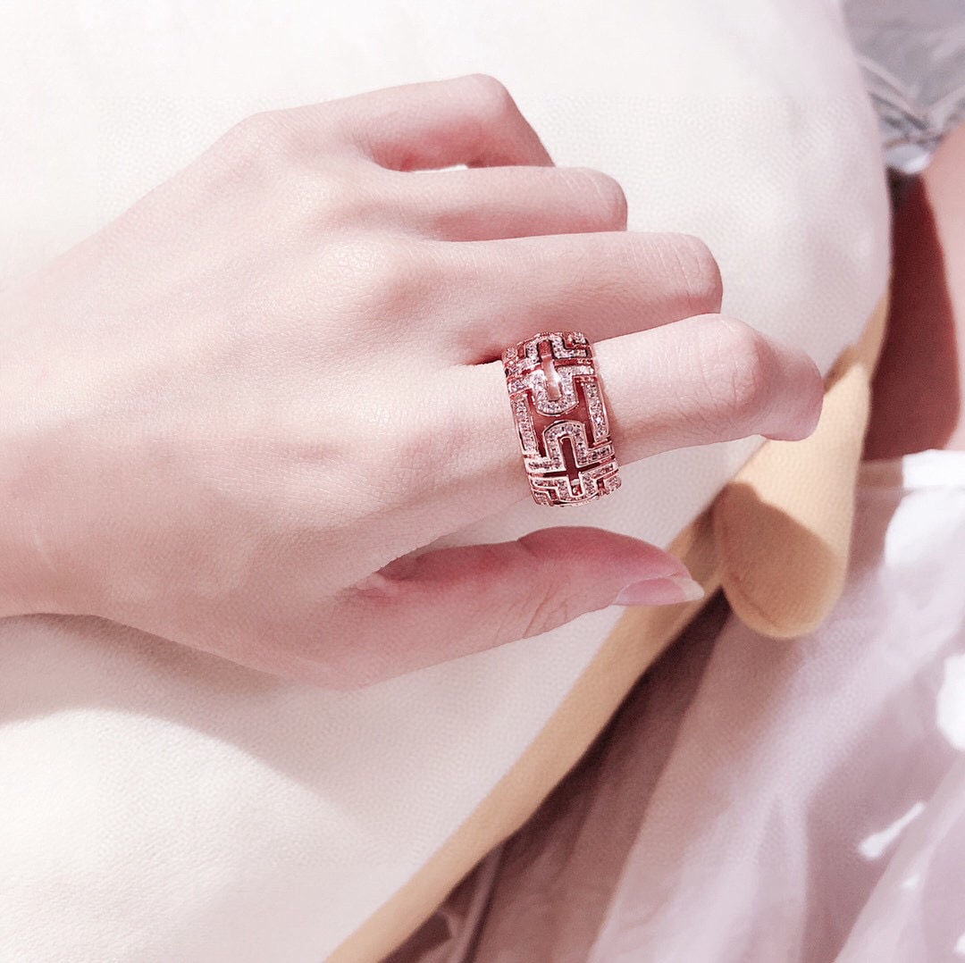 BVLGARI Paperclip Ring: We offer FREE SHIPPING for both domestic and international clients who bid over $500. BVLGARI paperclip ring, a classic and versatile design with micro-painted cubic zirconia diamonds, is suitable