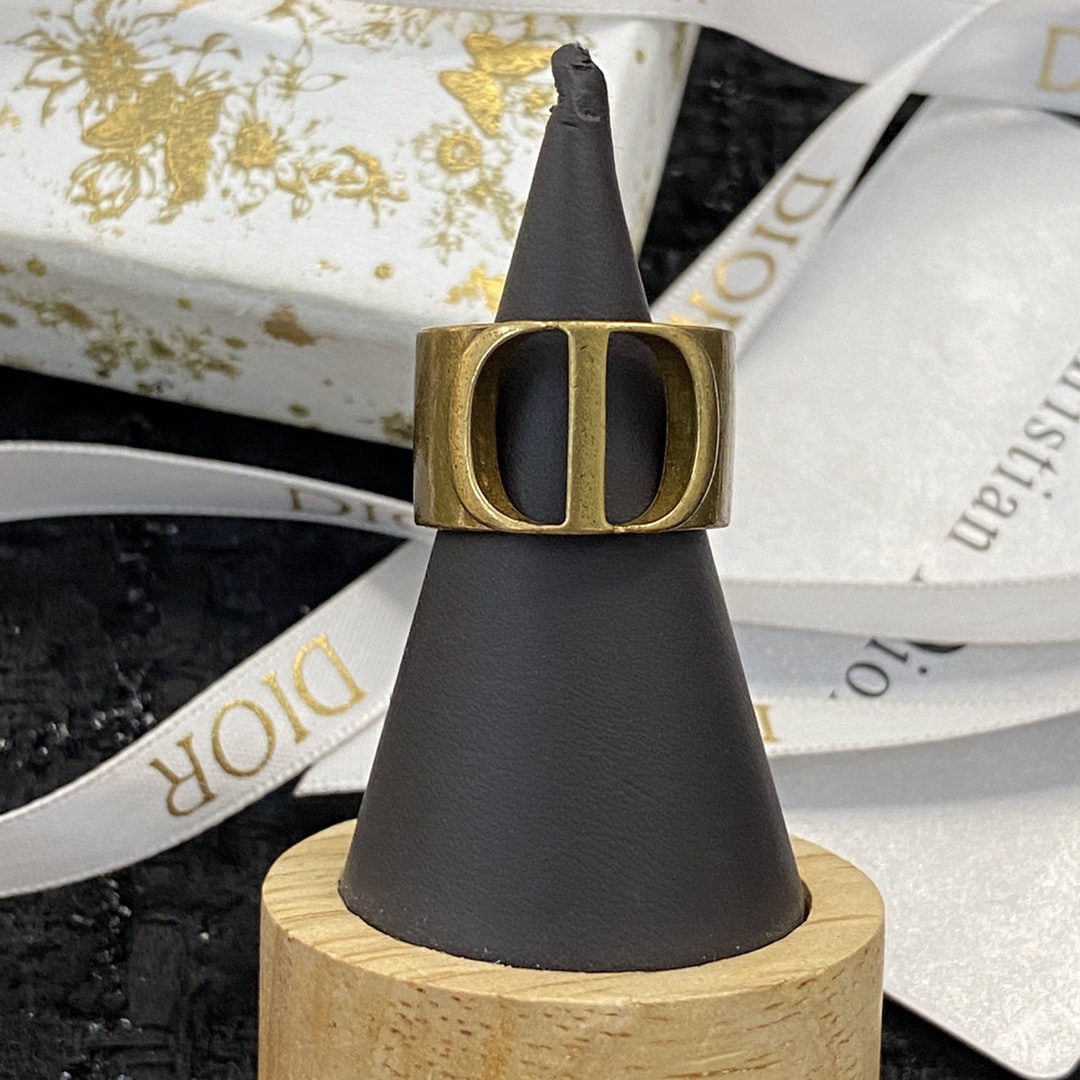 Dior ring: We offer FREE SHIPPING for both domestic and international clients who bid over $500. Dior ring: The Dior logo is simple and elegant, with exquisite and delicate craftsmanship. A wonderful gift for yo