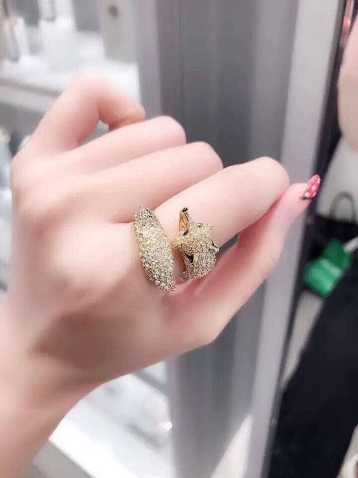 Swarovski fox ring: We offer FREE SHIPPING for both domestic and international clients who bid over $500. Swarovski fox and swan logo on their rings ? A wonderful gift for you or your loved one. Currencies including USD,