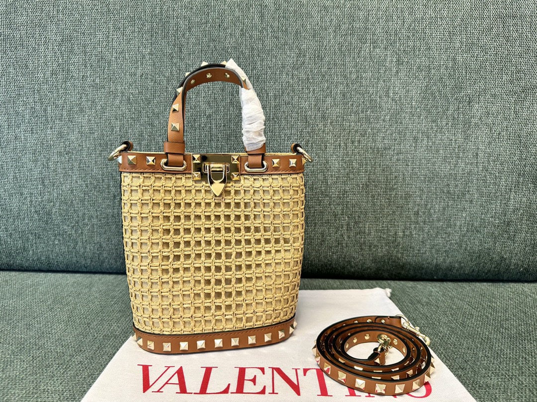 Valentino: We offer FREE SHIPPING for both domestic and international clients who bid over $500. This Valentino raffia bucket bag features a simple design, a shoulder strap, and an interior slip pocket. It's mad