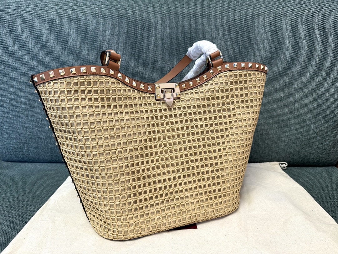 Valentino: We offer FREE SHIPPING for both domestic and international clients who bid over $500. Valentino Raffia Tote Bag: Simple design, no shoulder strap, includes one large slip pocket. Leather: Plain cowhid
