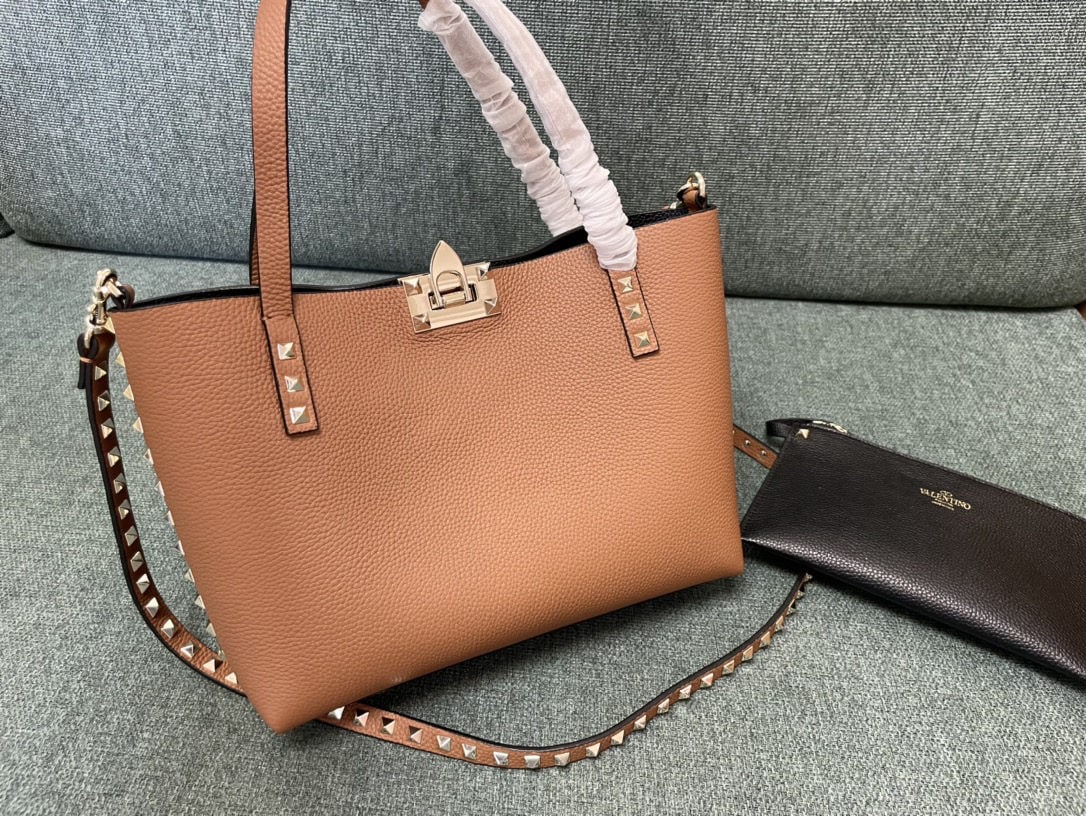 Valentino: We offer FREE SHIPPING for both domestic and international clients who bid over $500. Brown and black Valentino reversible shopping bag, pebbled leather with a detachable zippered pouch. Size: 26cm. A
