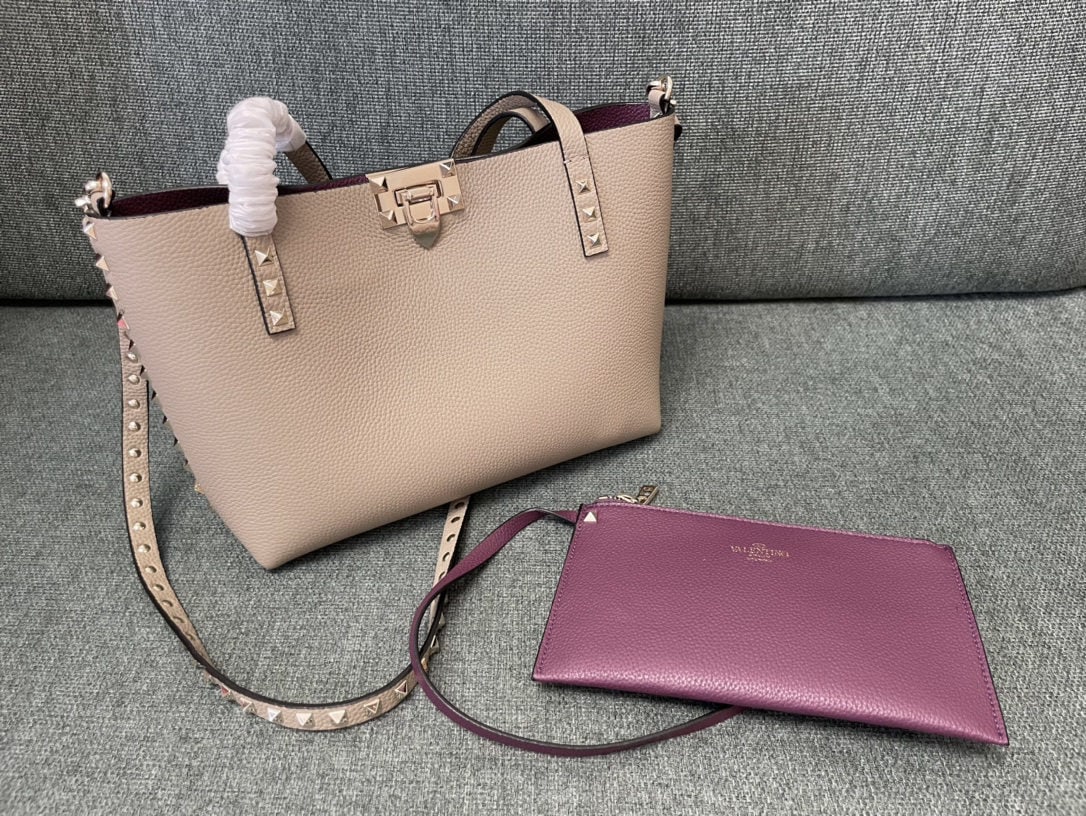 Valentino: We offer FREE SHIPPING for both domestic and international clients who bid over $500. Grey and purple Valentino reversible shopping bag, pebbled leather with a detachable zippered pouch. Size: 26cm. A