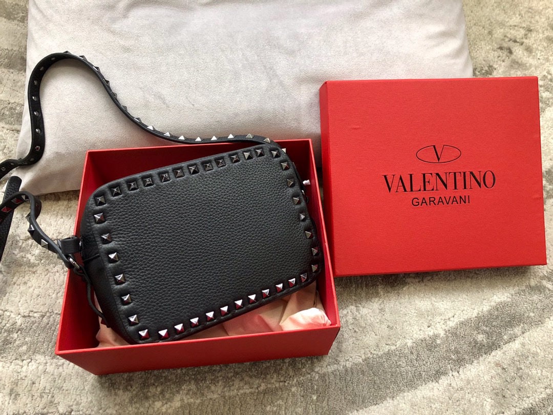 Valentino: We offer FREE SHIPPING for both domestic and international clients who bid over $500. Valentino nail-studded camera bag, top-quality tumbled leather. Dimensions: 20x15x7cm. Color: Tumbled black with n