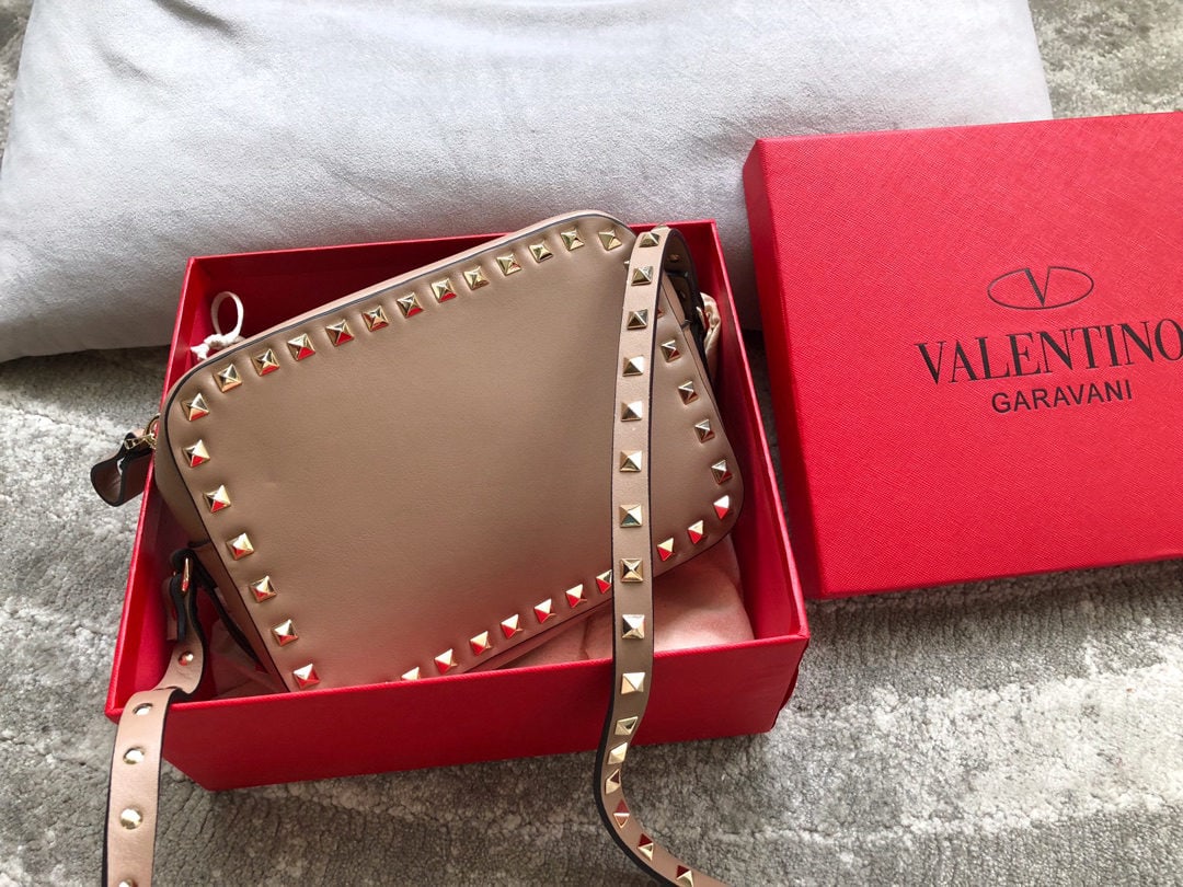 Valentino: We offer FREE SHIPPING for both domestic and international clients who bid over $500. Valentino camera bag, top quality cowhide leather. Dimensions: 20x15x7cm. Color: Nude pink. A wonderful gift for y