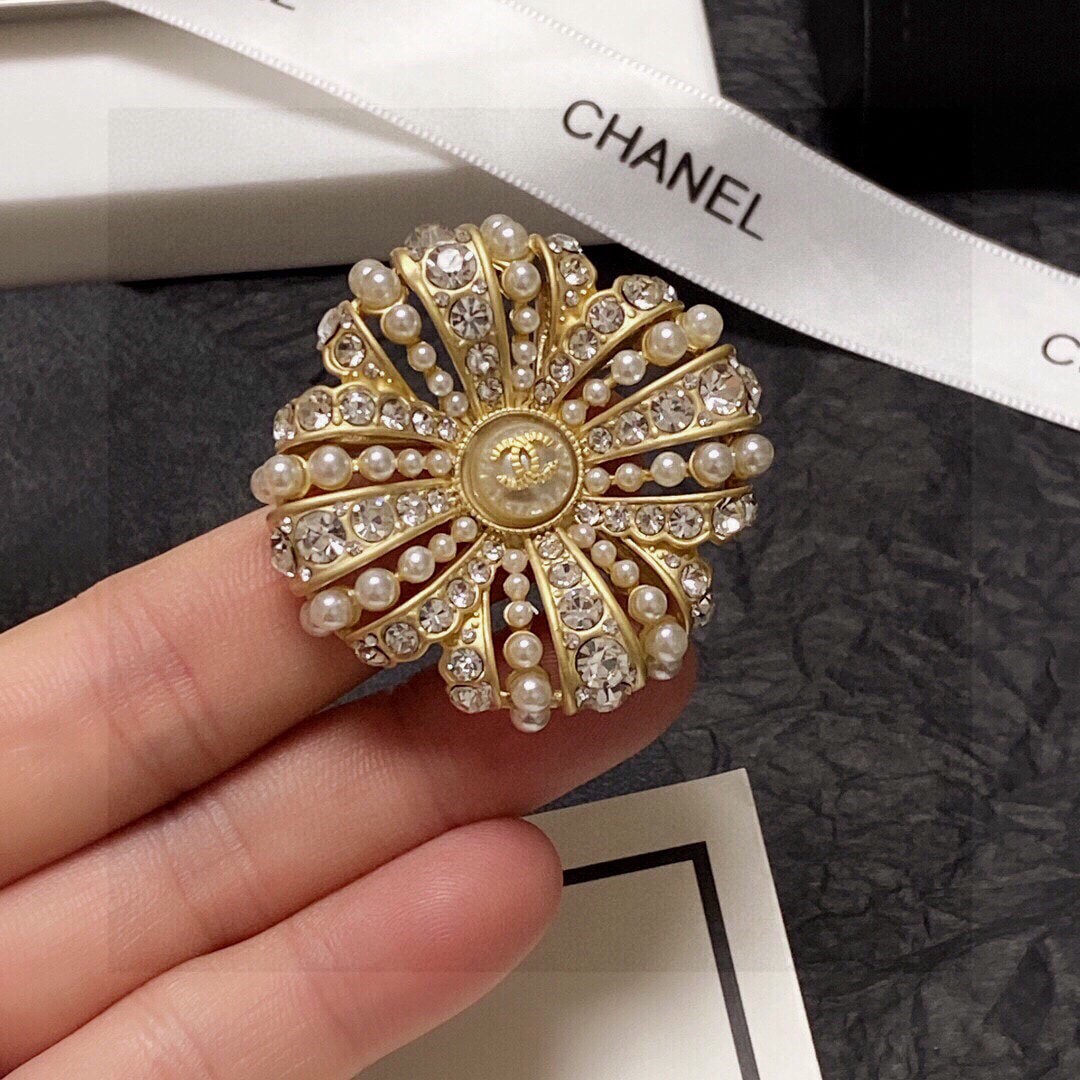 CHANEL Brooch: We offer FREE SHIPPING for both domestic and international clients who bid over $500. CHANEL brooches are the accessories that truly understand women. Women who have poured their hearts and souls into
